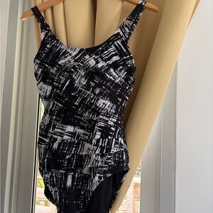 Calvin Klein Black & White Abstract Print Ruched One Piece Swimsuit Size 8